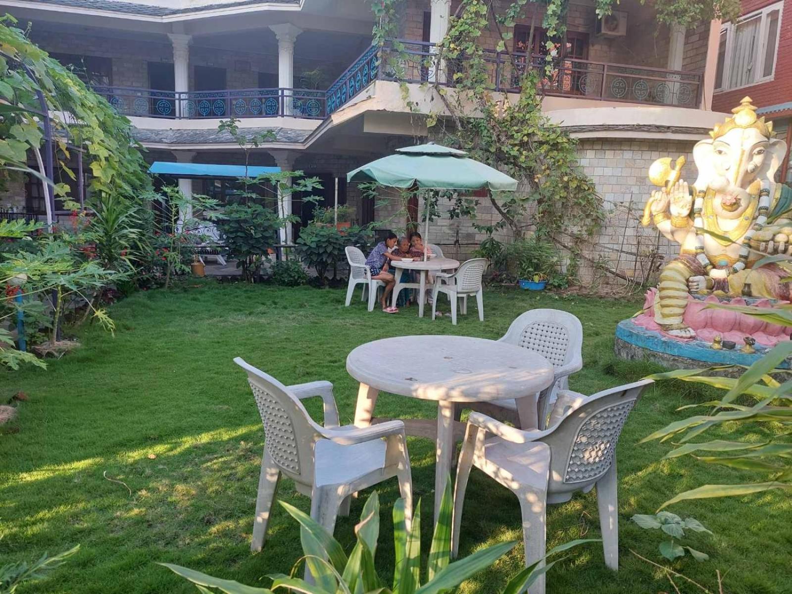 פוקהרה Blue Planet Lodge & Restaurant מראה חיצוני תמונה