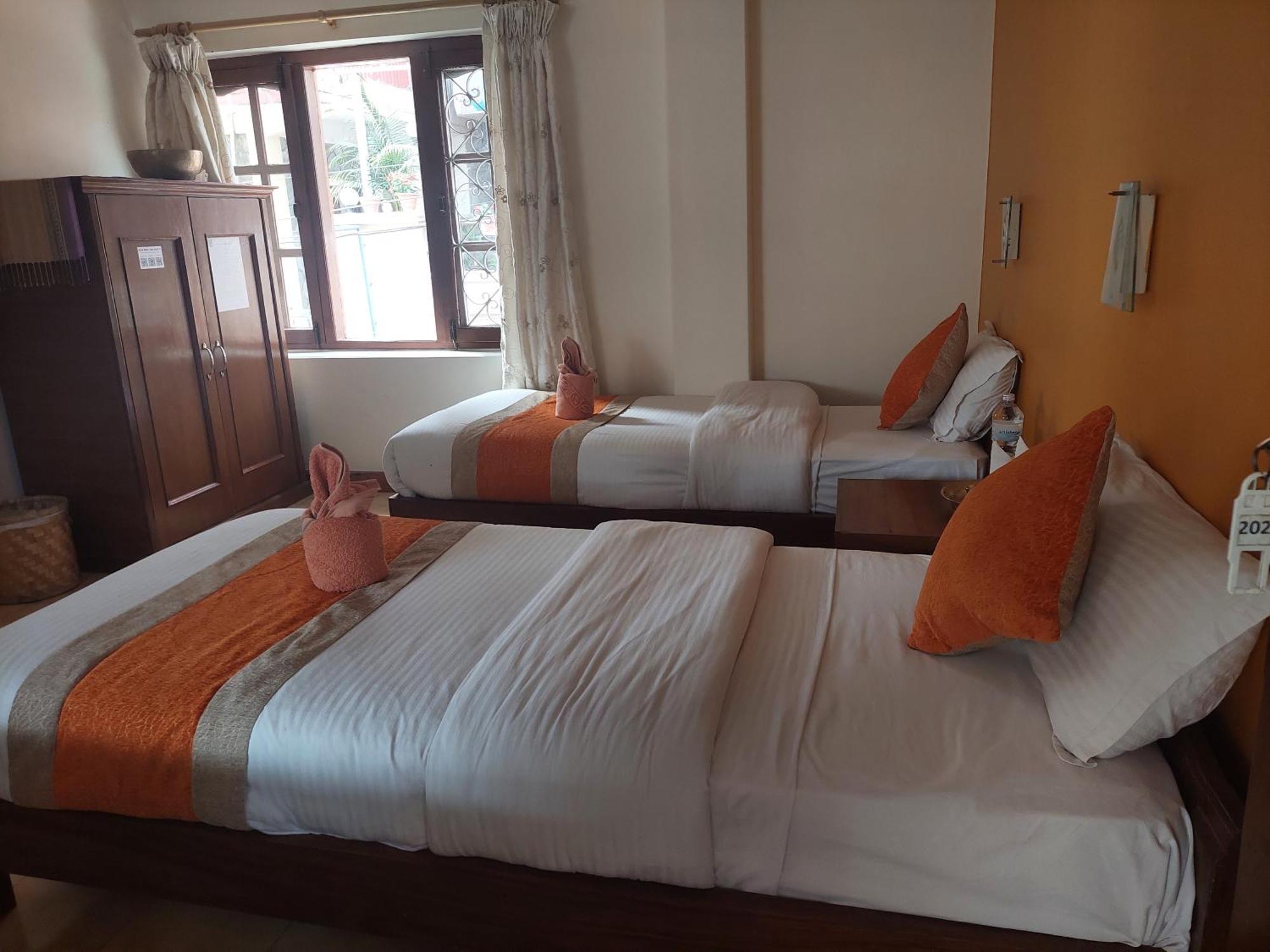 פוקהרה Blue Planet Lodge & Restaurant מראה חיצוני תמונה